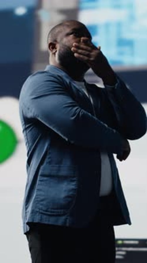 Vertical Video Schwarzer Softwareentwickler, der in die Codeentwicklung eintaucht