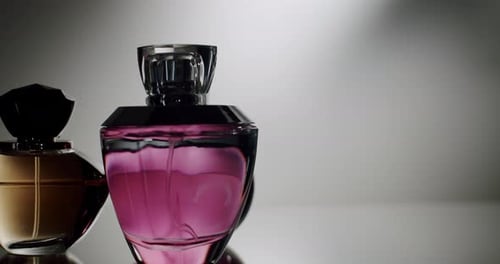Elegantes Sortiment an Parfümflaschen mit stilvoller Beleuchtung und Komposition