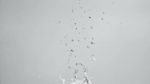 Des éclaboussures d'eau sur fond clair filmées par une caméra haute vitesse à 1000 images par seconde