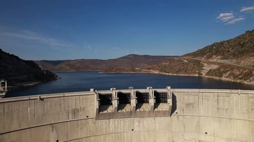 Betondamm mit Reservoirwasser in einer felsigen Schlucht. Torre de Moncorvo
, Portugal