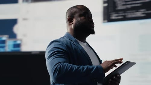 Un experto negro en software se centra en el lenguaje de programación para la innovación