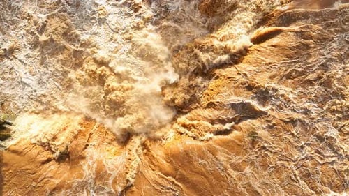 Luftaufnahme eines majestätischen Wasserfalls bei Überschwemmung