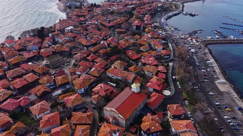 Vue de Nessebar en Bulgarie avec les toits et la côte d'en haut
