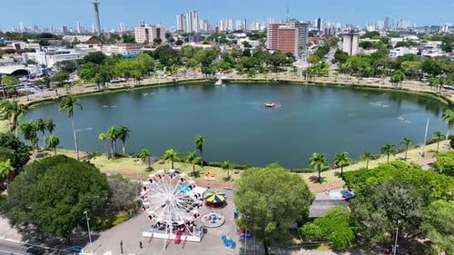 Paisagem urbana da famosa lagoa na cidade de João Pessoa, no nordeste do Brasil.