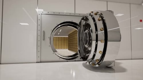 Puerta de la bóveda del banco abierta con hileras de lingotes de oro en el interior