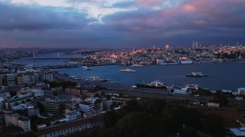 Vue éloignée de la tour de Galata près du pont de Galata et du pont de métro Halic à travers la Corne d'Or à Ist