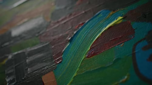 Helle Pinselstriche auf der Oberfläche eines abstrakten Ölgemäldes in der Kunstwerkstatt