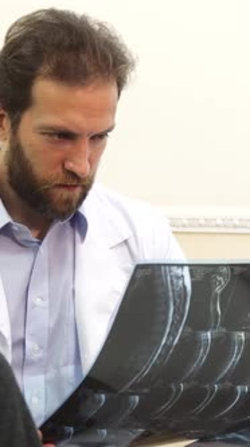 Une jeune fille partage sa radiographie avec un thérapeute concentré dans un bureau lumineux