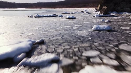Vue aérienne : fonte des glaces près de l'océan, rochers accidentés, beauté de la nature, glace fondante, rappel vivant de la nature