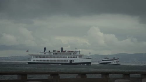 Cette scène Cinématographique d'Alcatraz depuis le Pier 39 de San Francisco est