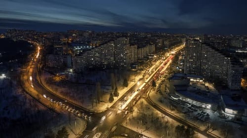 Luftdrohnen-Hyperlapse-Zeitraffer der City Gates mit mehreren Gebäuden und fließendem Verkehr in der