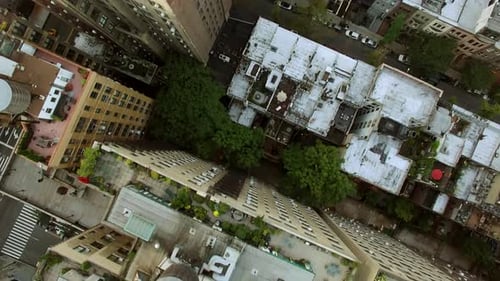 Von einer Drohne aufgenommene urbane Stadtlandschaft mit Hochhäusern und Straßen aus der Vogelperspektive