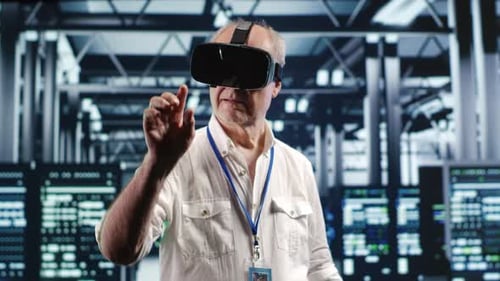 Entwickler mit Vr-Headset im Rechenzentrum