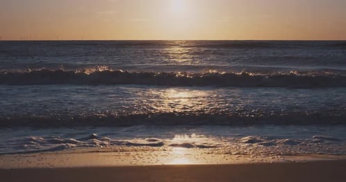 Vagues sur l'océan lors d'un magnifique coucher de soleil