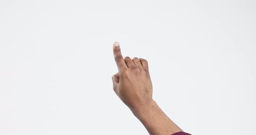 Modell, Hand- und Fingerzeig mit der Person im Studio für Raum, Werbung