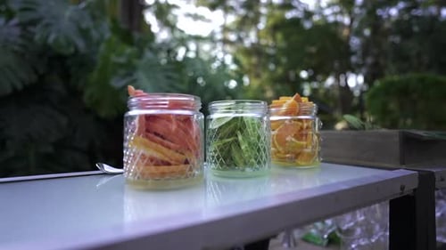 Agrumes frais, bocaux en verre tranchés, bar extérieur, installation de cocktails, jardin, révélation diurne