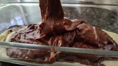 Cocoa cake mortar is put into the cake mold