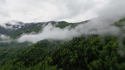 Drohne in den Bergen mit riesigen Wolken