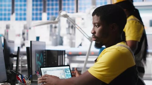 PC-gestützter Solartechniker überprüft Automatisierungsdaten in der Produktionsfabrik