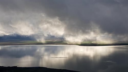 Zeitraffer eines Sturms, der bei stürmischem Wetter über dem Utah Lake weht