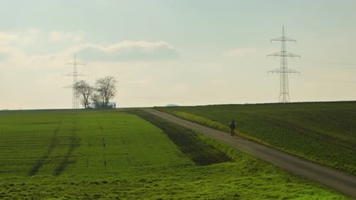 Fahrradfahren auf einer grünen Wiese 9