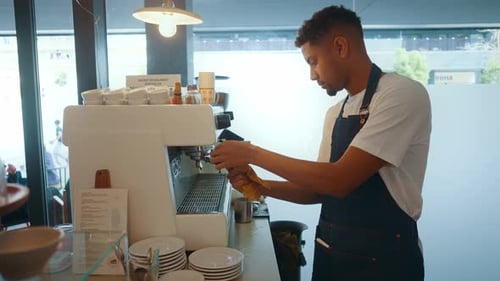 Imagem cinematográfica de funcionários de garçons trabalhando em um café de estilo nórdico.