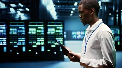 Afroamerikanischer Informatiker untersucht Serverreihen im Rechenzentrum
