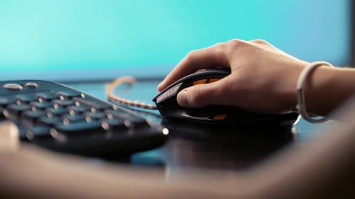 Un niño o adolescente está jugando a un Vídeo computadora