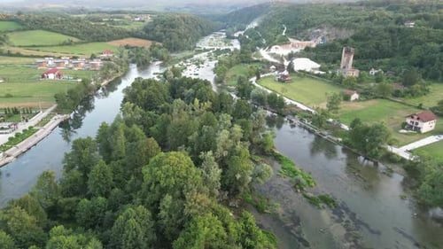 Wunderschöner grüner Fluss, umgeben von Wald