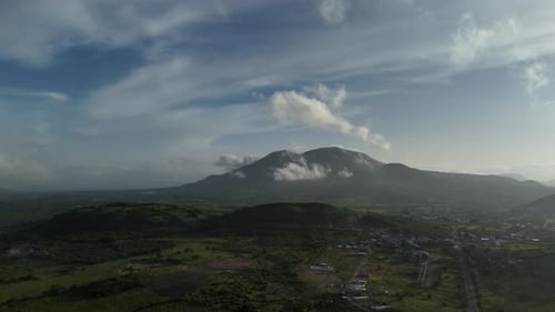 Nubes, cielo y montaña
