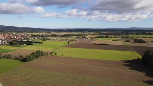 Drohnenflug entlang der Felder.
