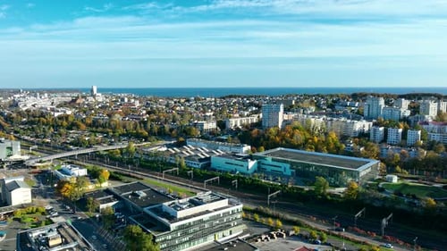 Paysage urbain aérien de Gdynia avec littoral maritime, bâtiments résidentiels modernes et réseau de transport