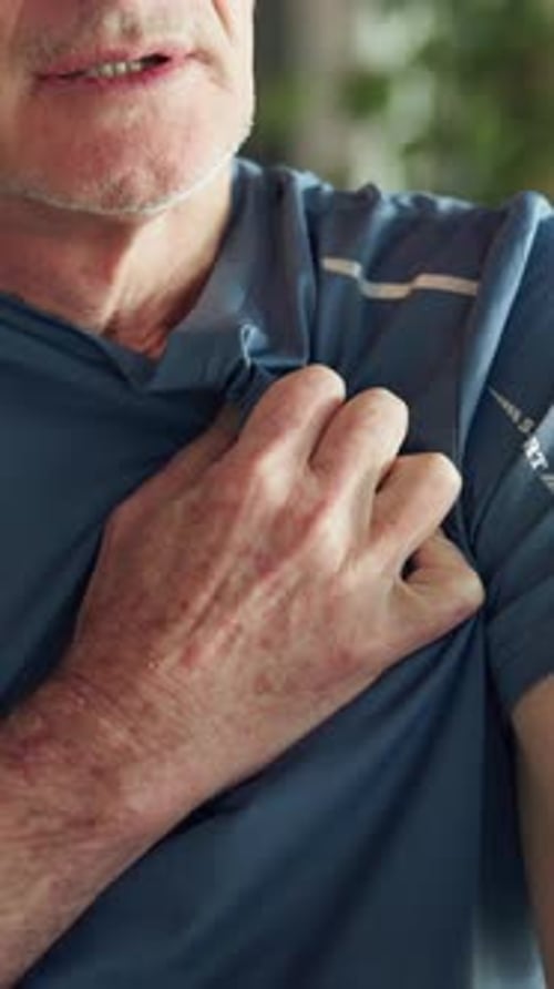 Hand-, Brustschmerzen und älterer Mann zu Hause mit Krankheit, Lungeninfektion oder Krankheit im Wohnzimmer