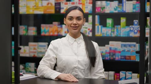 Pharmacien professionnel parlant et offrant des pilules à la caméra