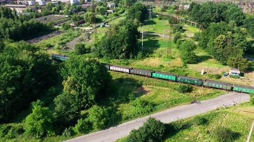 Trem de carga passando na ferrovia.