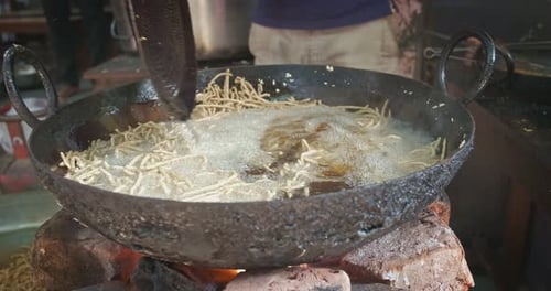 Cuisine de rue indienne Murukku Cooking, Snack croustillant végétarien frit, Pushkar, Rajasthan, Inde