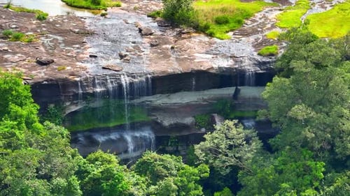 Une cascade à couper le souffle tombe en cascade d'une falaise imposante.
