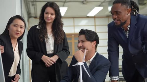 Empresários em uma reunião em uma mesa de conferência