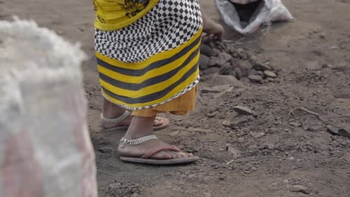 Mining worker collecting coal into a sack, Illegal coal mining, Bokaro, Jharkhand