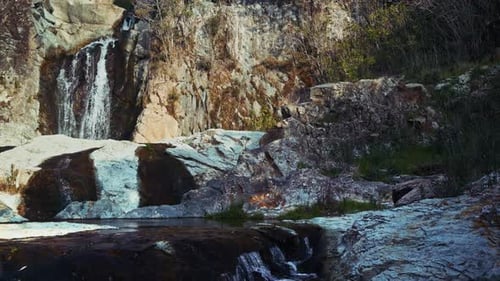 Himmlischer Wasserfall im Bachblick in grüner Natur 06