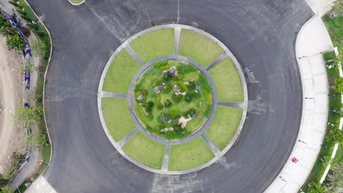Toma aérea ascendente de una rotonda. Zumbido 4K