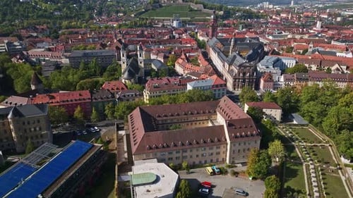 Vista aérea con un dron del Centro Juvenil del Kilianeum en Wurzburgo, Alemania.