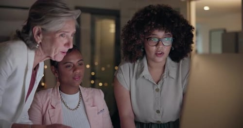 Trabalho em equipe, planejamento e computador com empresários no escritório durante a noite, feedback e pesquisa