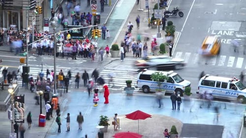 Nova York - 21 de maio de 2012:4K Time Lapse do tráfego urbano e dos pedestres durante o dia, em 21 de maio de 20...