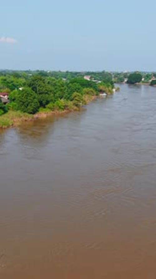 Plusieurs bateaux à longue queue naviguent sur le Mékong, près de la frontière entre la Thaïlande, le Laos et le Myanmar.