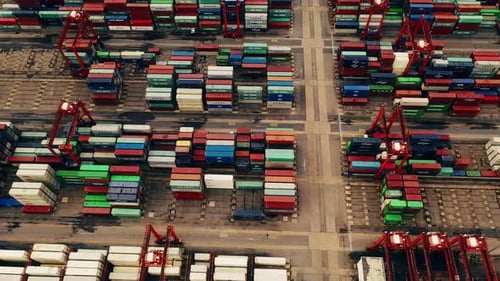 4k-Drohnenaufnahmen von Frachtcontainern in einem Industriegebiet