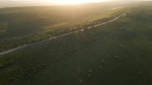 Luftbild des Fluges der Drohne über die Autobahn, die die Landwirtschaft durchquert