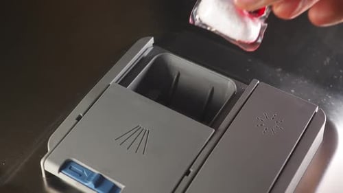 Cómo cargar un lavavajillas con una cápsula de detergente