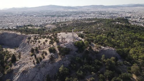 Vue aérienne du monument de Philopappos au sommet de la colline de Mouseion. Tir en parallaxe
