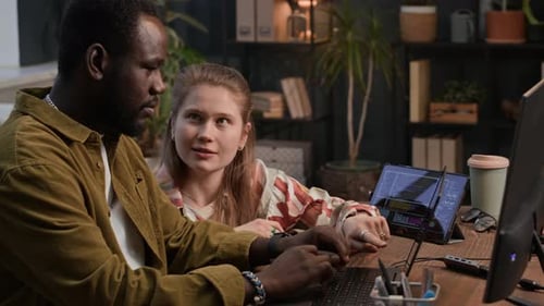 Zoomers travaillant sur un script de codage sur un ordinateur portable